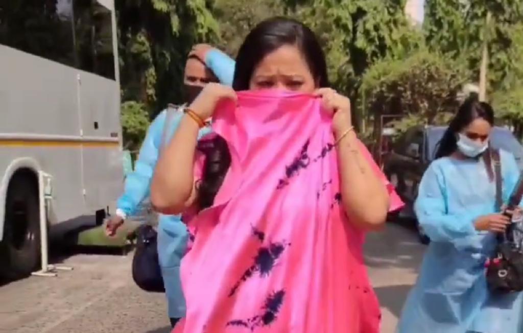 Bharti Singh snaps at man, says ‘mask lagaiye', realises she is not wearing it, but he is; watch hilarious video