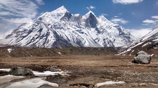 Non-uniformity of Himalayas foresees significantly large earthquake events