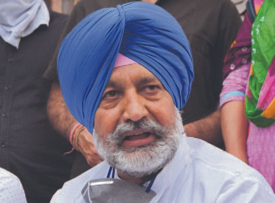 Minister flags off tractor, tree-pruning machine in Mohali