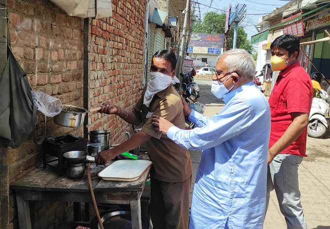 Minister Om Prakash Yadav refreshes memories with tea seller in Narnau city