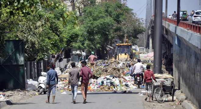 Road blocked for hours due to non-lifting of garbage