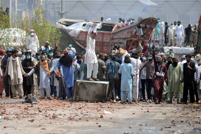 Four killed as Islamists clash with police in Pak