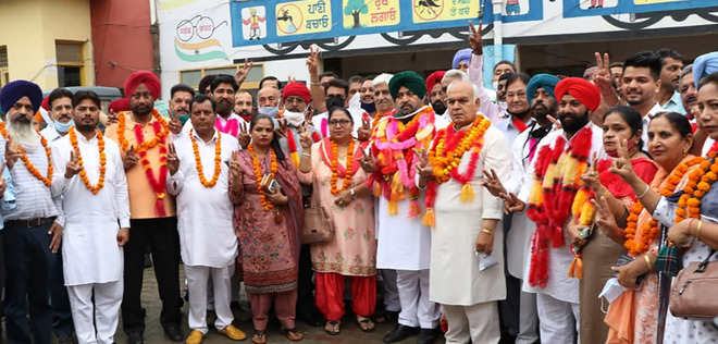 Akali rebel Karwal elected Adampur MC president