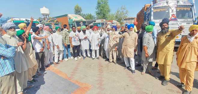 Farmers protest wheat import by mill owner