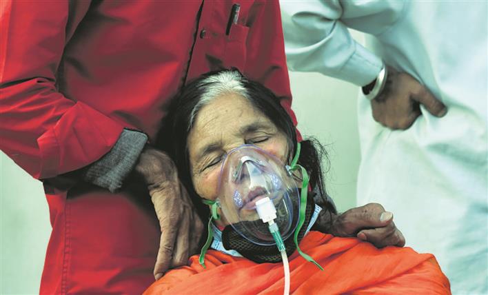 20 die in 1 hospital, Delhi begs for O2