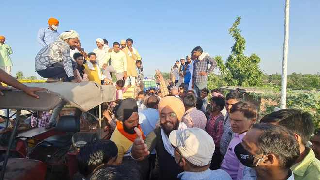Denied entry, farmers block Haryana-UP border