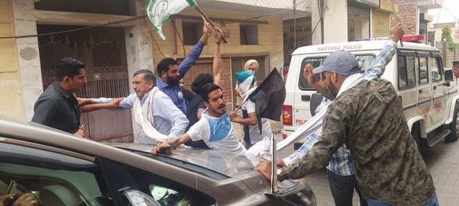 Farmers oppose BJP MP Nayab Singh Saini's visit to Shahabad, smash windscreen