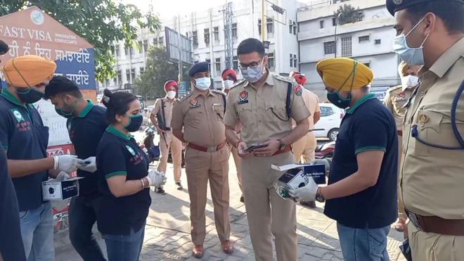 Cops distribute masks among commuters