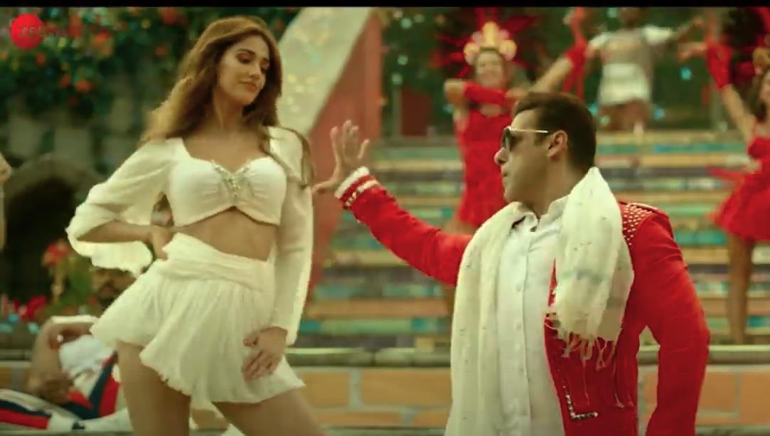 Salman Khan dances like no one's watching him: Disha Patani