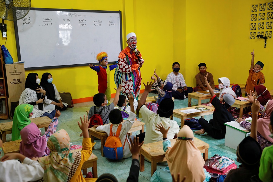 Indonesian teacher dons clown costume to inspire children to learn the Koran