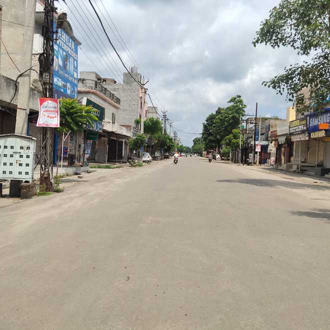 Shops closed at Doraha despite kisan unions’ call to defy orders