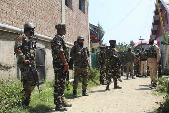 Three security personnel hurt in grenade attack