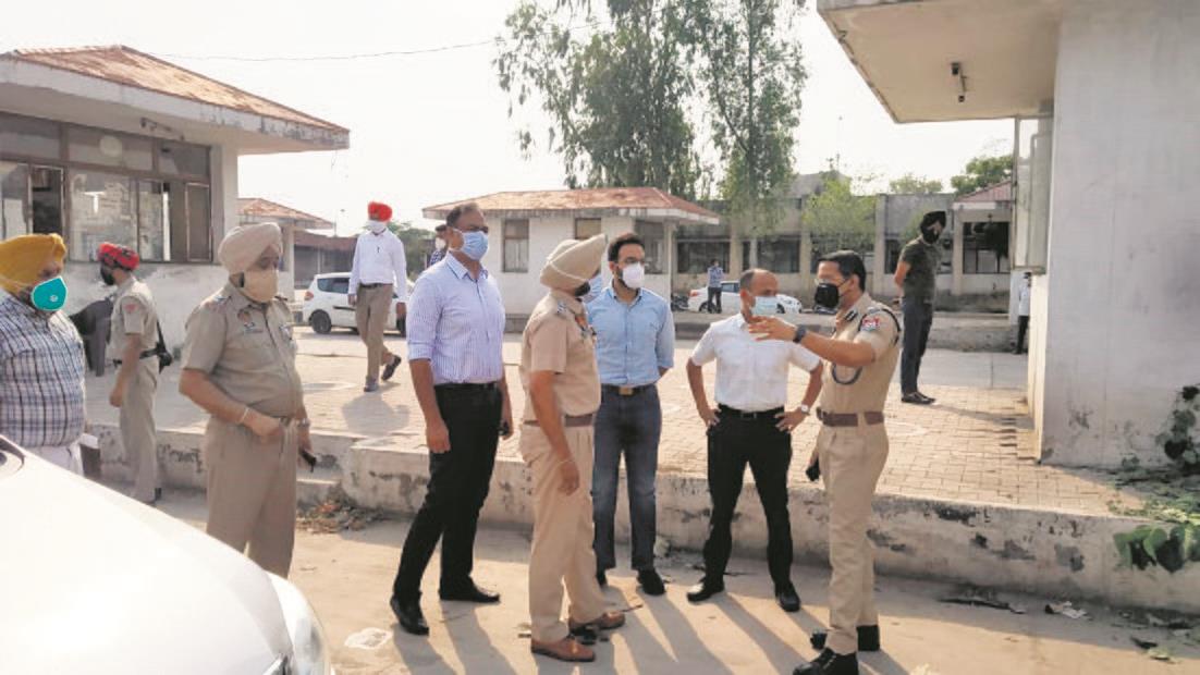 DC reviews working of  police, civil teams at Shambhu barrier