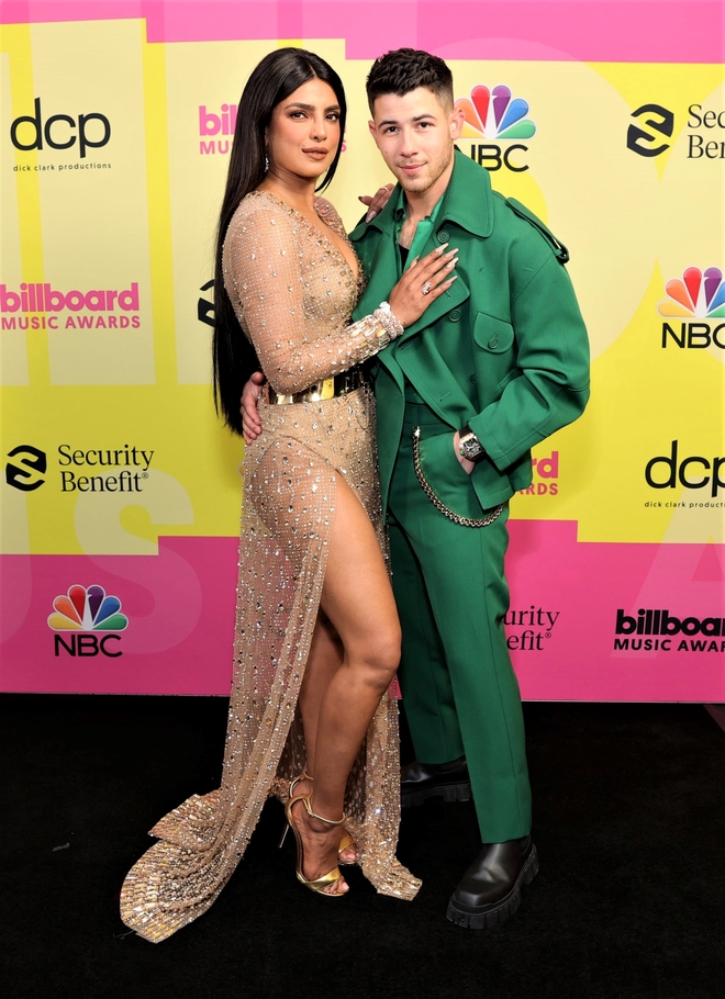 Priyanka Chopra and Nick Jonas’s PDA at Billboard Music Awards 2021