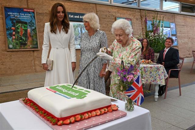 Queen Elizabeth steals the Eden Project’s show by cutting cake with sword