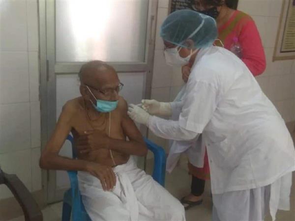 125-year-old man takes jab in Varanasi