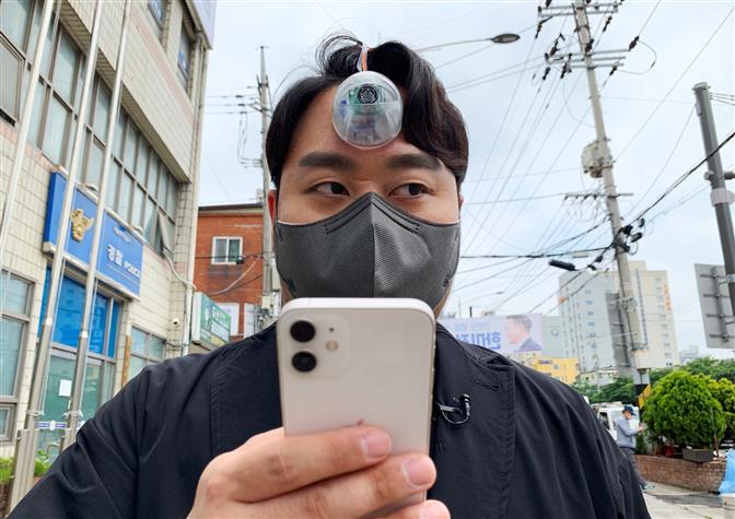 South Korean designer creates 'Third Eye' for 'smartphone zombies'
