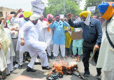 AAP workers seek Dharamsot’s arrest, burn his effigy in Mohali