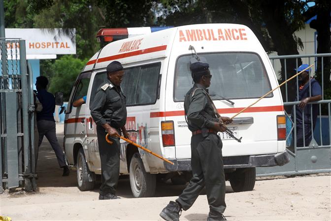 Suicide bomber kills at least 15 at Somalia military site