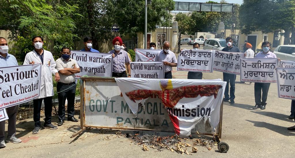 Doctors protest against Sixth Punjab Pay Commission report in Patiala