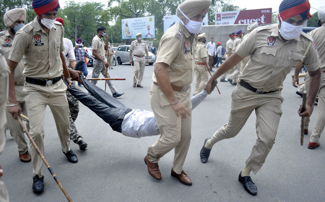 Jobless youth, cops clash in Patiala