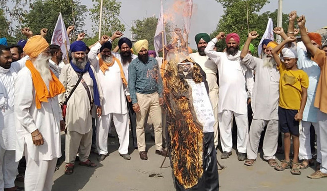 Power shortage: Paddy farmers burn effigy of state govt