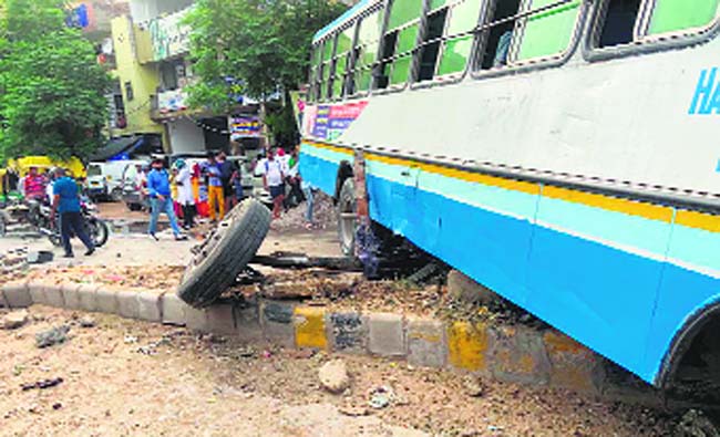 Brakes fail, Haryana Roadways driver rams bus into pole, saves lives
