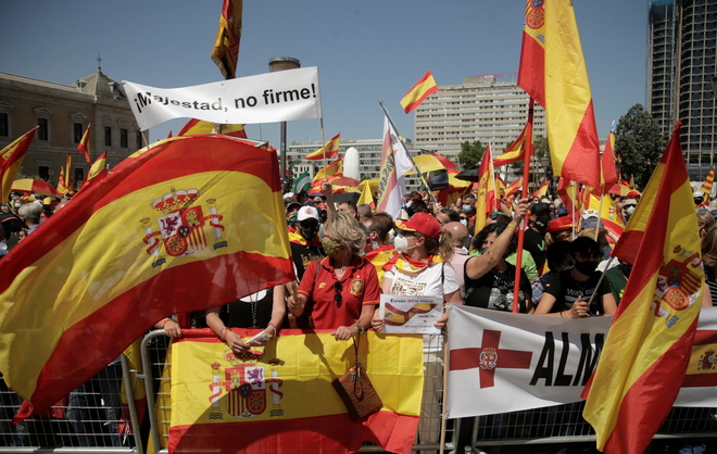Spaniards protest against plan to pardon 12 Catalan separatists
