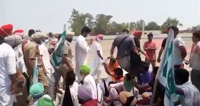 Amrinder Singh Raja Warring faces farmers’ anger in Muktsar
