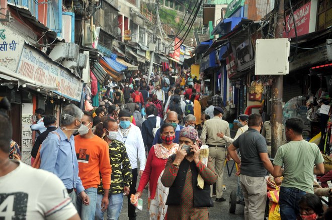 Oblivious of Covid, people throng Shimla shops : The Tribune India