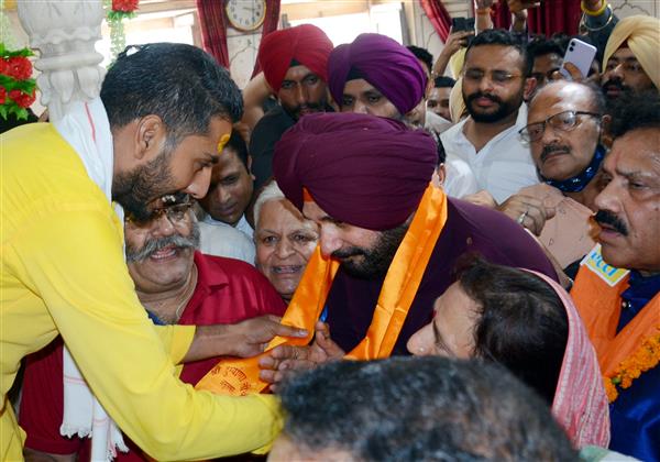 Navjot Sidhu to take charge as Punjab Cong chief on Friday, to invite Amarinder for event