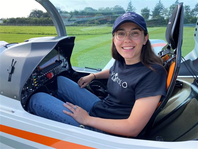 Flying solo, 19-year-old woman aims to set aviation record