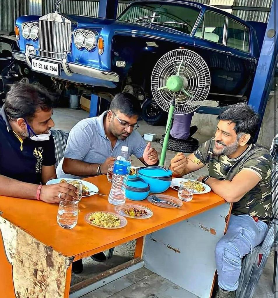 Photo of MS Dhoni enjoying lunch with old mates at a garage goes viral; have a look