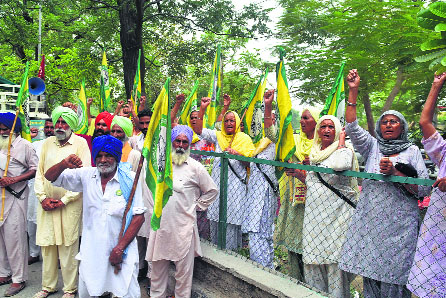 Farmers oppose delegation of BJP workers in Bathinda