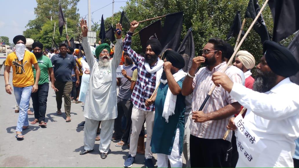 Farmers show black flags to Navjot Sidhu for his 'thirsty walks to the well' remarks