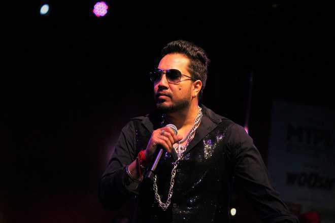 Video: Mika Singh’s car breaks down at 3 am, hundreds of fans gather to help him amid rain in Mumbai