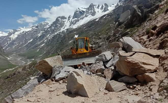 Gramphu-Kaza road blocked due to massive landslide in Himachal's Lahaul Spiti