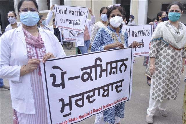 Medical, dental teachers undertake symbolic blocking of national highways to protest against NPA cut