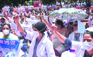 Doctors protest Punjab Govt’s 6th Pay Commission