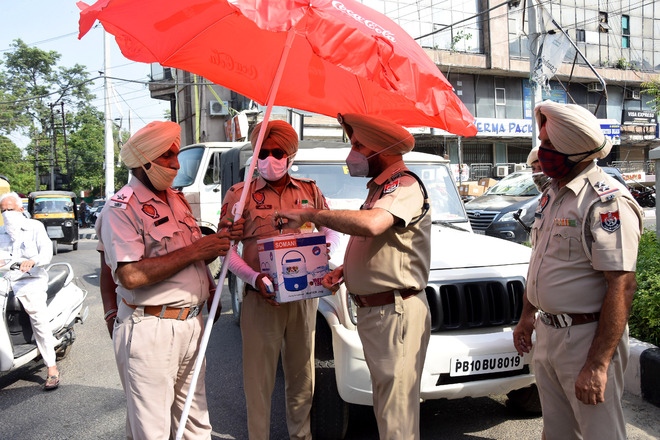 Water campers, lemon drinks distributed among traffic cops in Ludhiana
