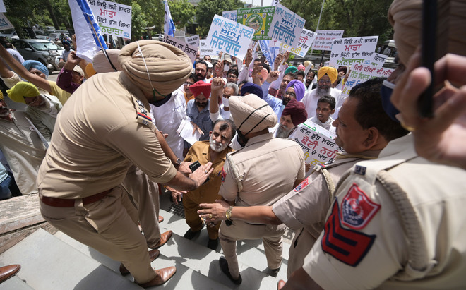 AAP’s kisan wing stages protest at Ludhiana DC’s office