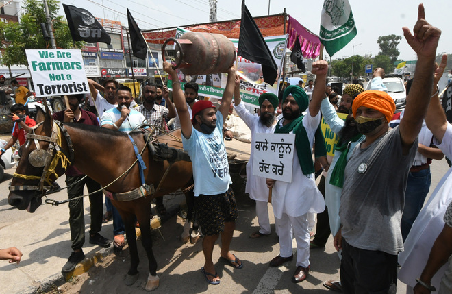 Mohali: Farmers protest rising fuel prices