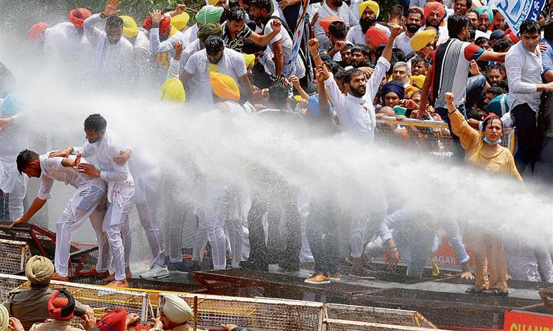 Protesting AAP leaders brave water cannon
