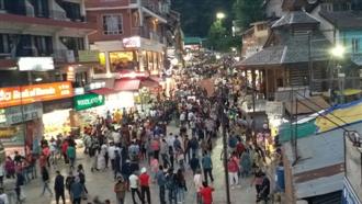 Tourists throng Solang, Manali, Rohtang tunnel