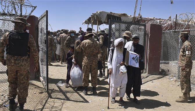 Pakistani security forces clash with Afghans at Chaman border shut by Taliban