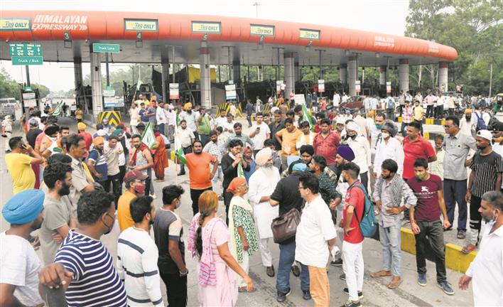 Farmers block Chandimandir, Naggal toll plazas