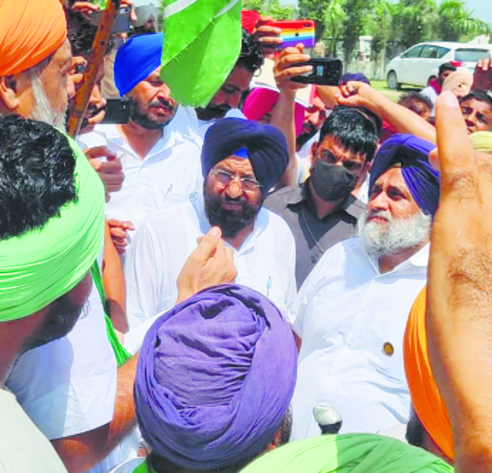 Sukhbir Badal reaches out to farmers in Guruharsahai