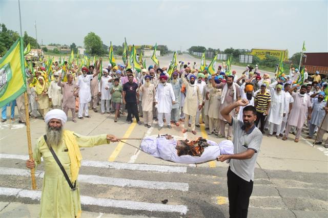 Farmers in Punjab block roads, burn effigies over lathicharge on Haryana peasants