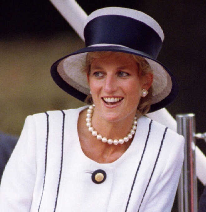 Slice of Charles-Diana's wedding cake sells for 1,850 pounds