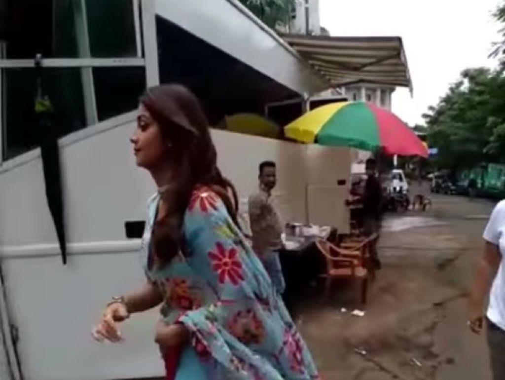 Shilpa Shetty returns to Super Dancer 4 sets amid husband Raj Kundra's arrest in pornography case; watch viral clip